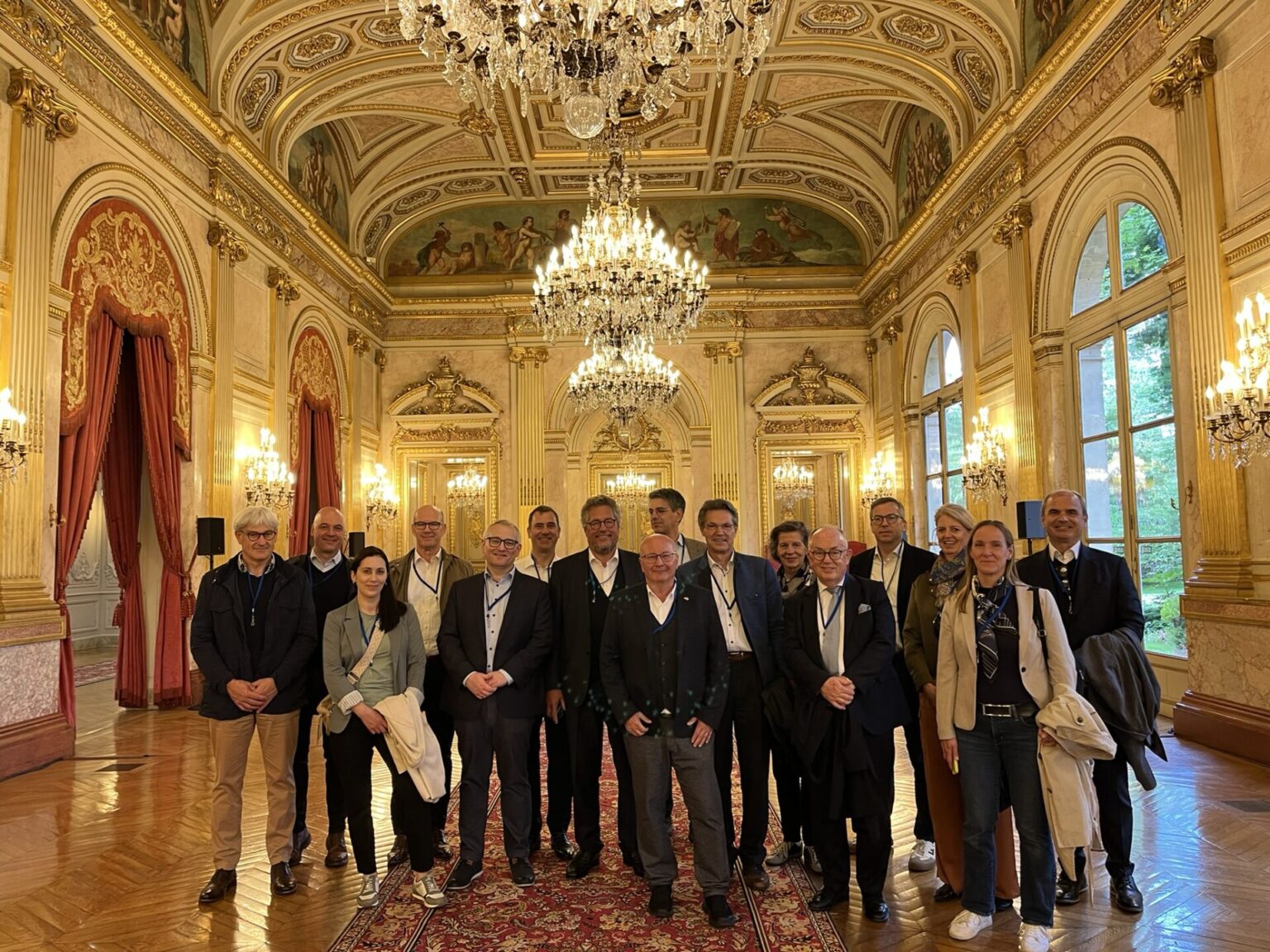 La photo montre les membres du Conseil économique, M. Sutor, M. Eloy, M. Mittelberg et M. Heß, dans les locaux de l'Assemblée nationale