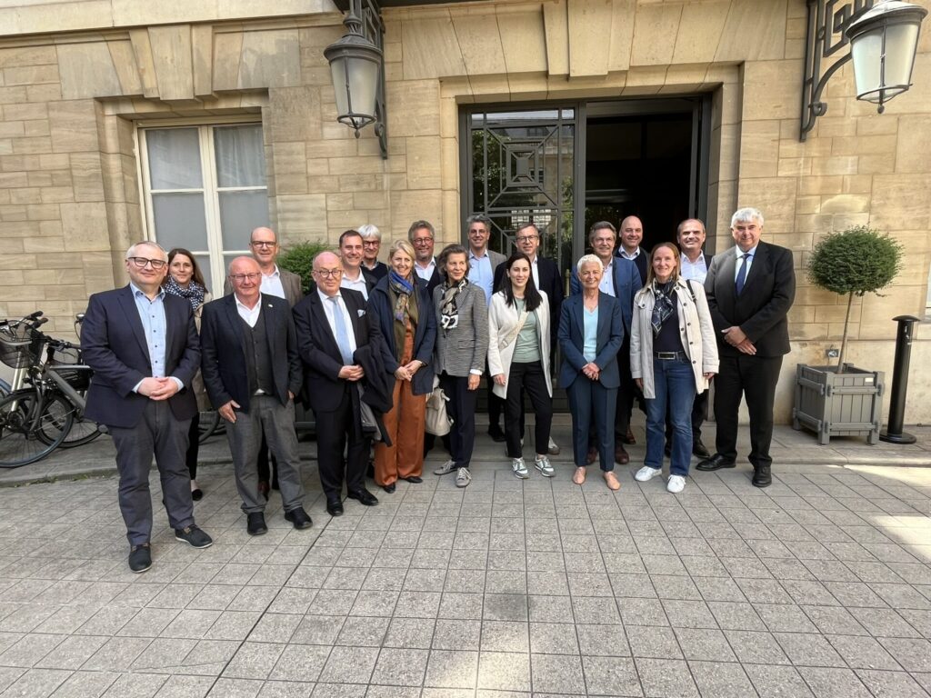 La photo montre les membres du Conseil économique, M. Sutor, M. Eloy, M. Mittelberg, M. Heß et moi-même devant l'Hôtel de la Questure, en compagnie de Mme Brigitte Klinkert, députée française et questrice