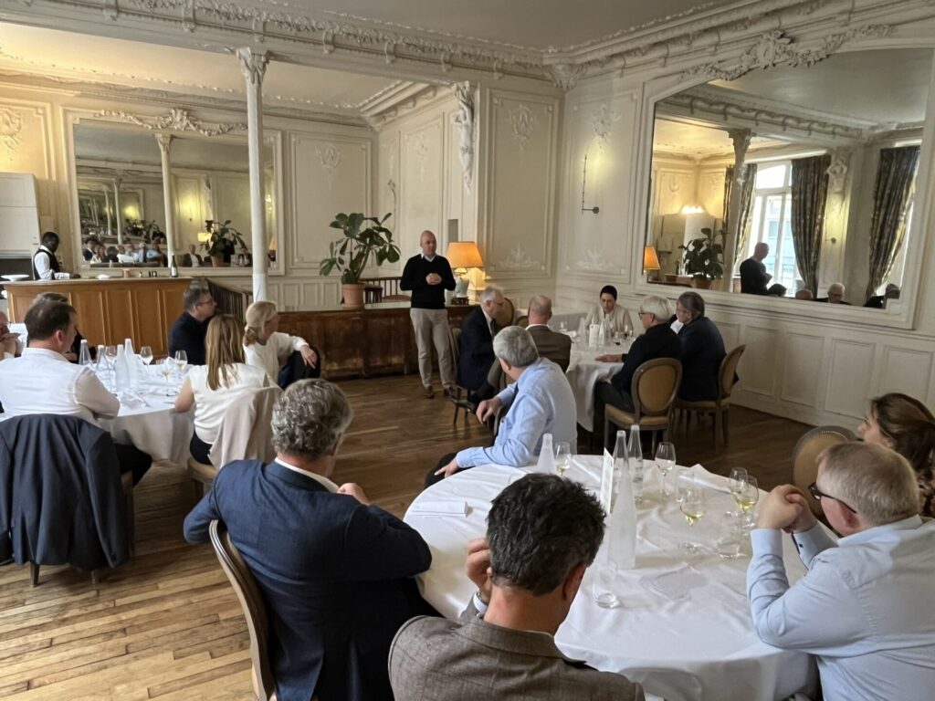 La photo montre notre délégation lors d'un échange avec M. Pierre Fleury, directeur technique d'Alstom S.A. (assis au premier plan) et avec M. Torsten Bomke, directeur du développement commercial des nouveaux marchés chez Alstom S.A. (debout au premier plan)