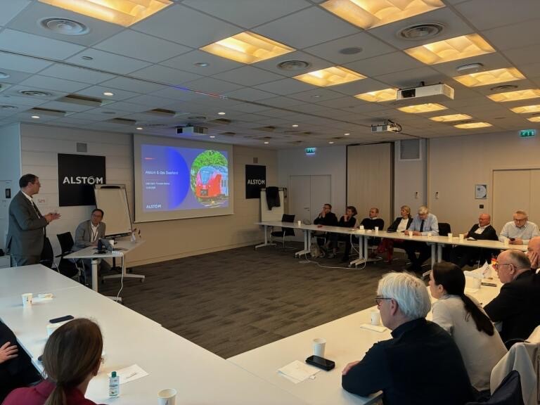La photo montre notre délégation lors d’une présentation de M. Patrick Brandmaier (directeur général de l’AHK), membre de notre conseil économique, sur la situation économique générale en France, lors du déjeuner du deuxième jour. Nous avions également pour invité M. Oliver Nass, directeur des projets stratégiques du groupe Dumarey Group NV, qui était également invité en tant que membre du conseil d’administration de l’AHK