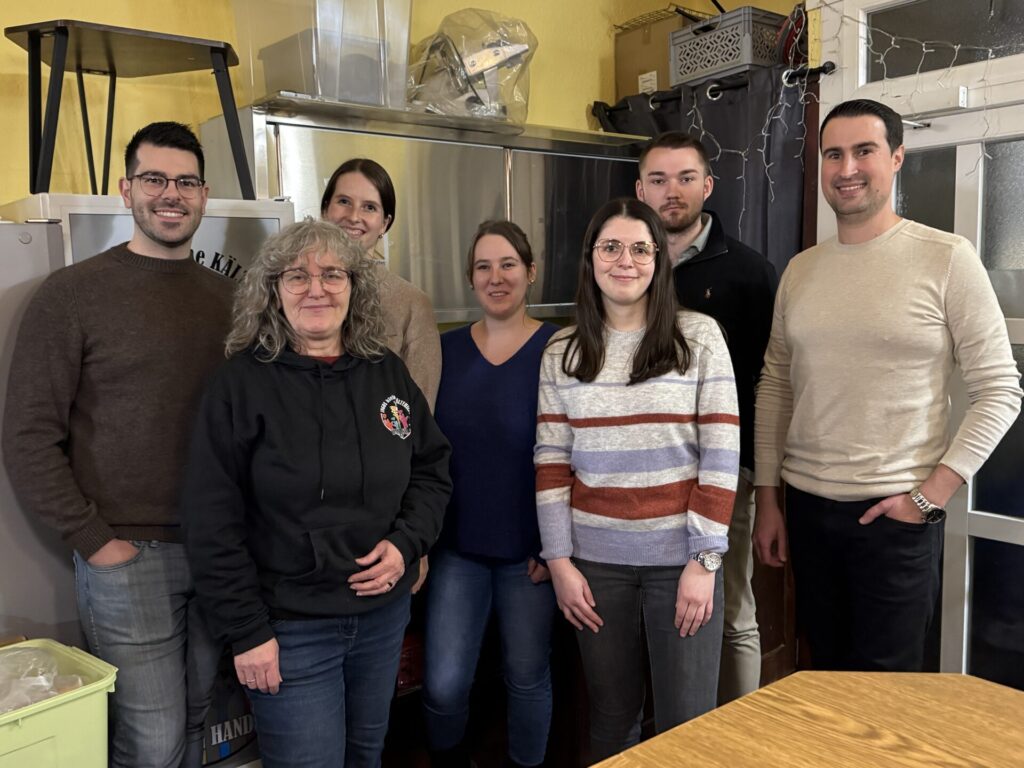 La photo montre la promotion des jeunes talents lors d'une mission de bénévolat chez Ingo's Kältehilfe, une organisation venant en aide aux personnes dans le besoin.
