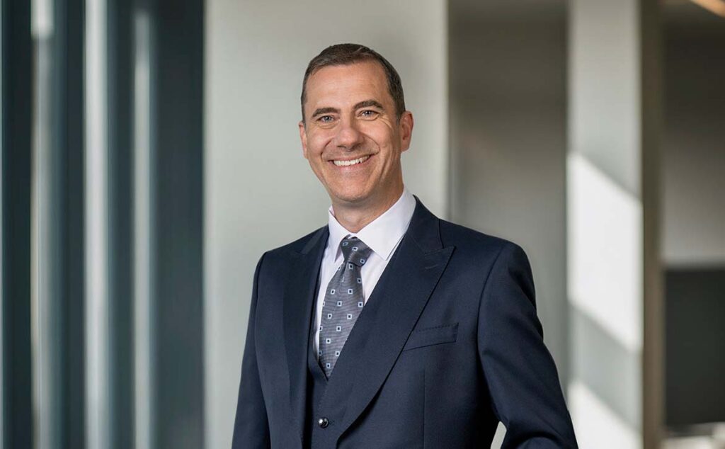Das Portrait zeigt Dr. Jochen Sutor
