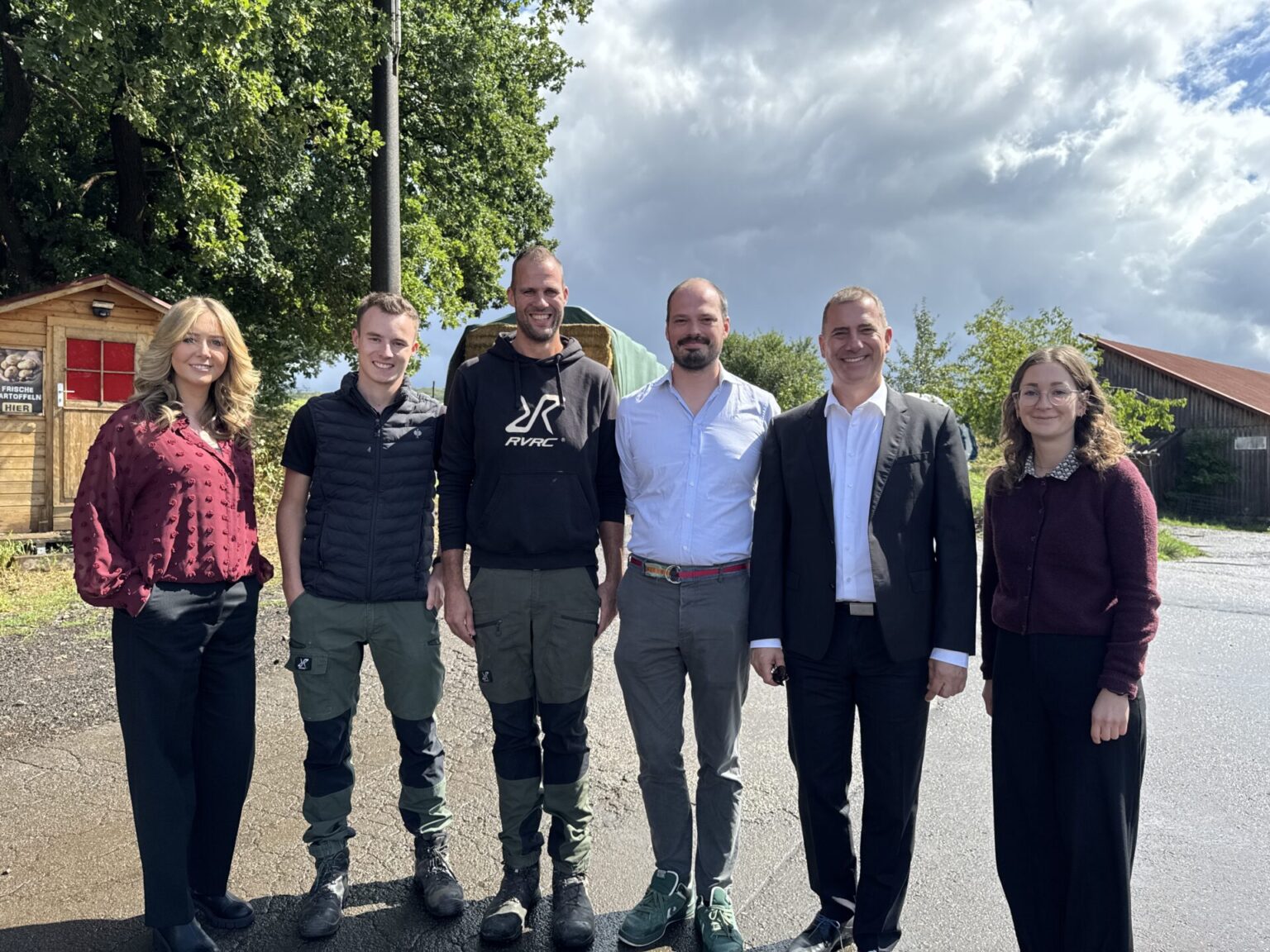 Dr Sandra Geißel (gestion ESG, SaarLB), étudiant salarié (Biehler Hof), Thomas Bettinger (agriculteur, Biehler Hof), Julius Vielhauer (responsable des ventes aux agriculteurs, Klim GmbH), Dr Jochen Sutor (président du directoire de la SaarLB), Hannah Rouenhoff (gestion ESG, SaarLB)