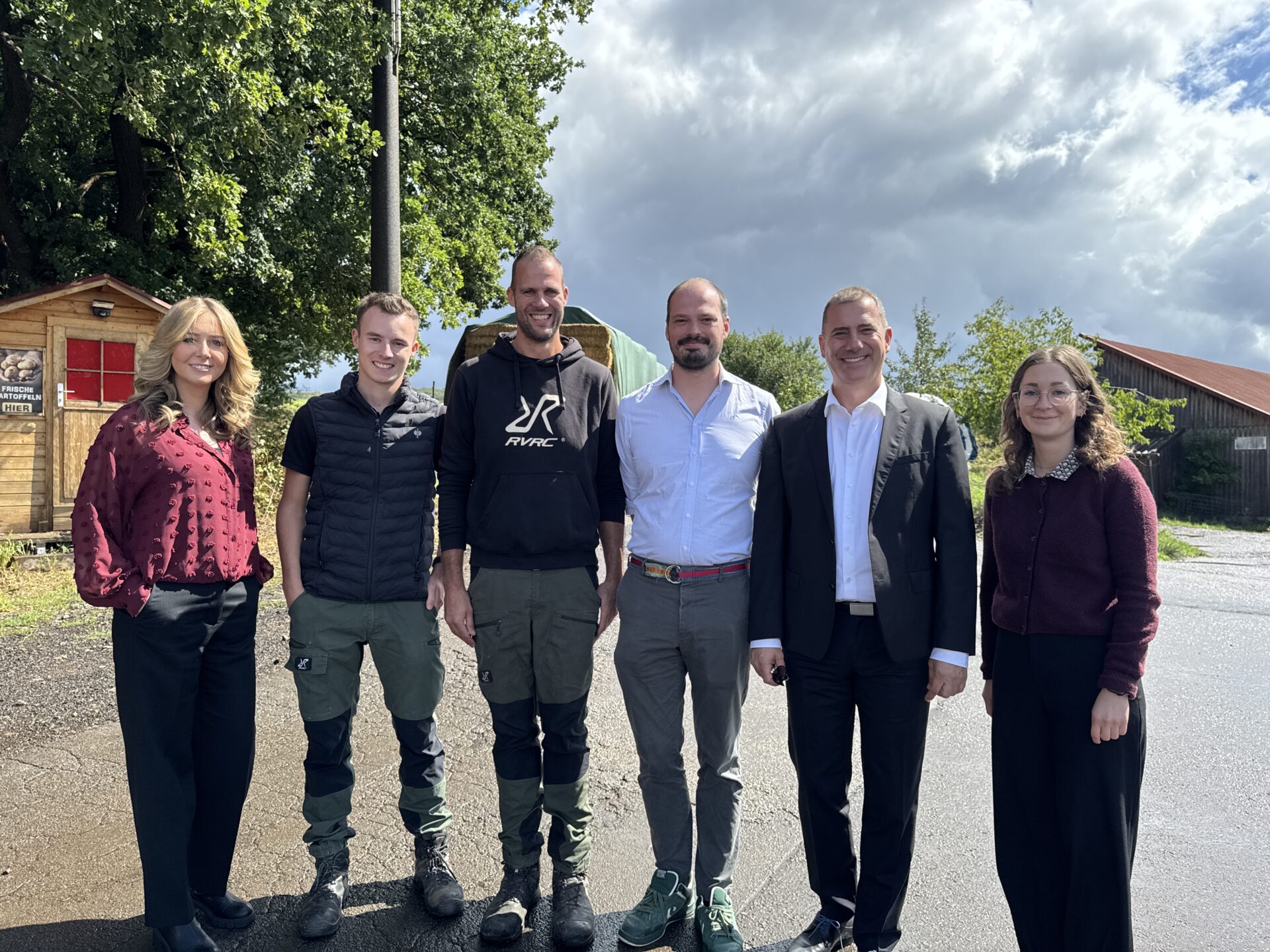 Dr Sandra Geißel (gestion ESG, SaarLB), étudiant salarié (Biehler Hof), Thomas Bettinger (agriculteur, Biehler Hof), Julius Vielhauer (responsable des ventes aux agriculteurs, Klim GmbH), Dr Jochen Sutor (président du directoire de la SaarLB), Hannah Rouenhoff (gestion ESG, SaarLB)