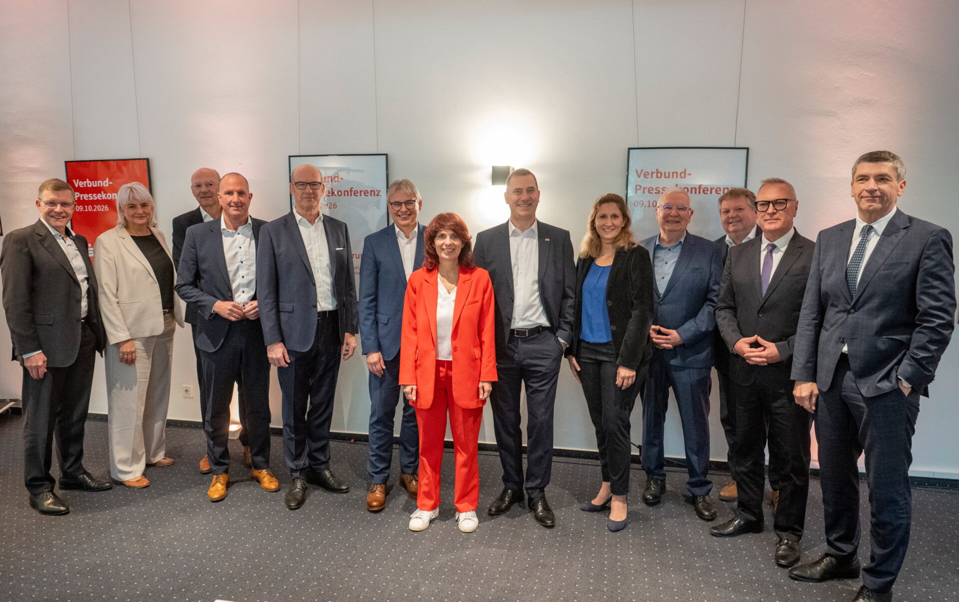 La photo montre la présidente de l'Association des caisses d'épargne de la Sarre, le directeur général de l'association, ainsi que les membres des conseils d'administration des caisses d'épargne sarroises et des entreprises affiliées, sans oublier la direction de la LBS Saar.